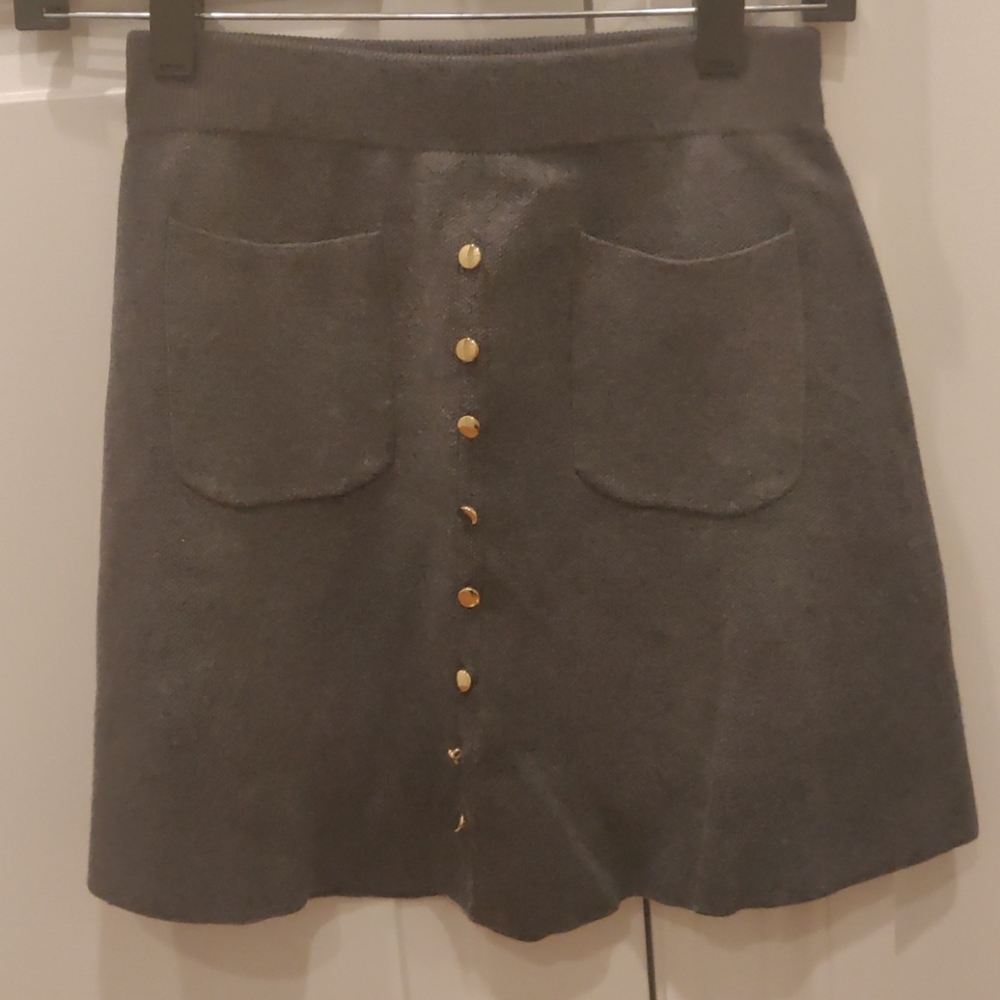Knit skit with gold buttons and pockets
